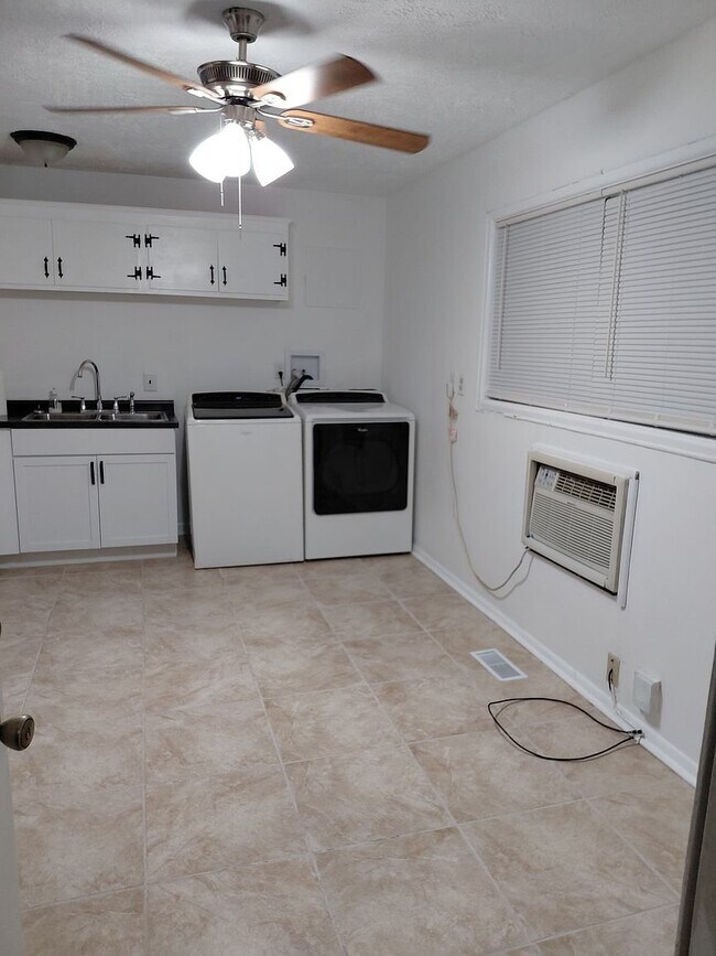 Building Photo - 3877 Strathmore Dr