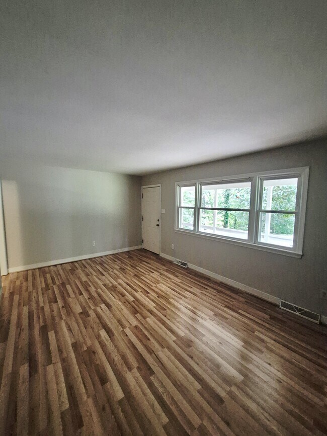 Building Photo - 3041 Clintwood Rd
