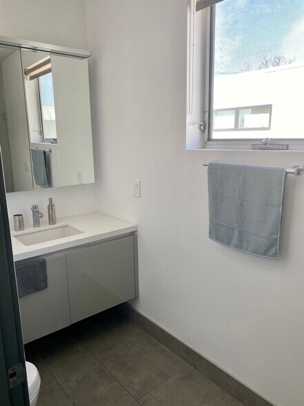 3rd Floor en suite bathroom - 7197 Formosa Fusion Ct