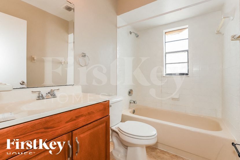 Building Photo - 6802 Rosemary Dr