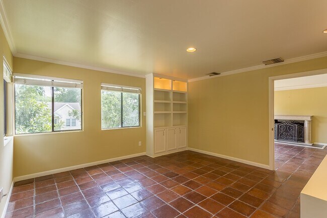 Building Photo - 2349 Albans Rd
