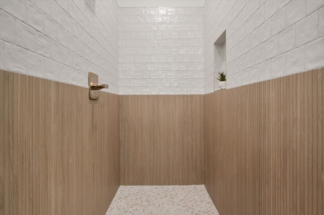 Building Photo - 1415 Farmhouse Ave