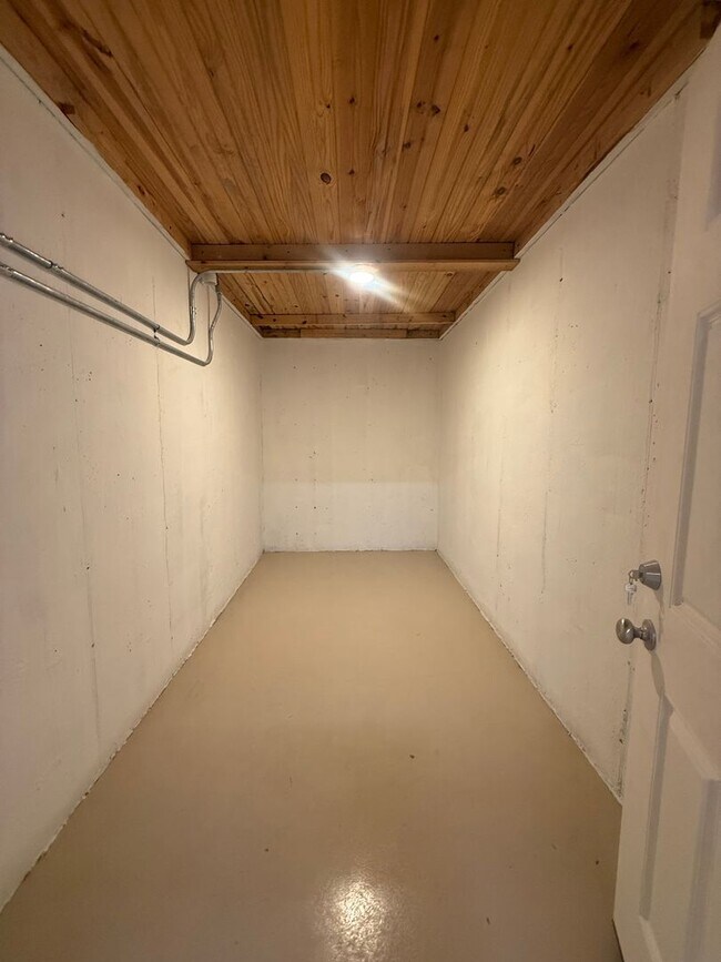 Building Photo - 631 Imogene Dr