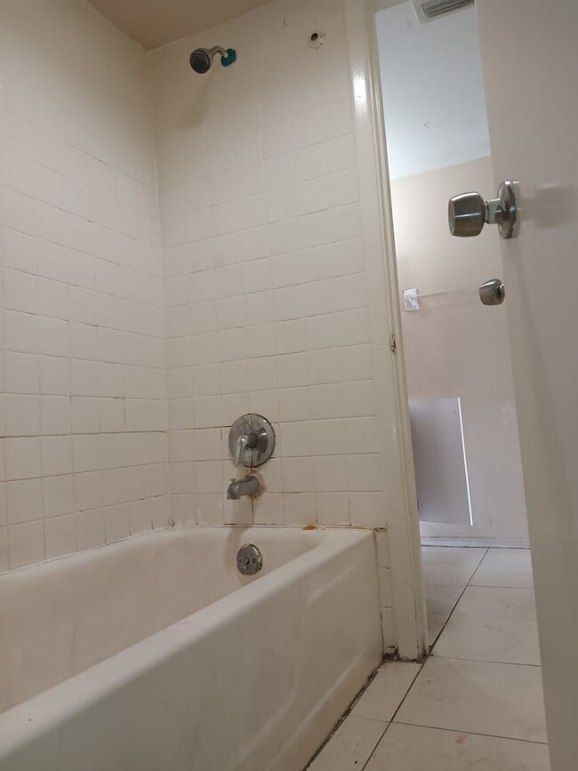 Building Photo - 1404 Holden Ave