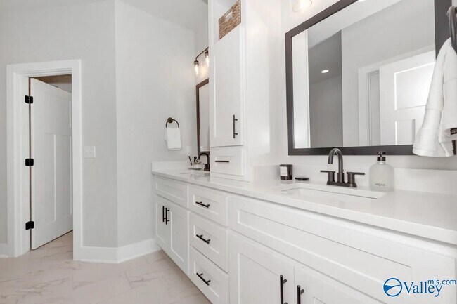 Building Photo - 64 Mountain Vis Cir