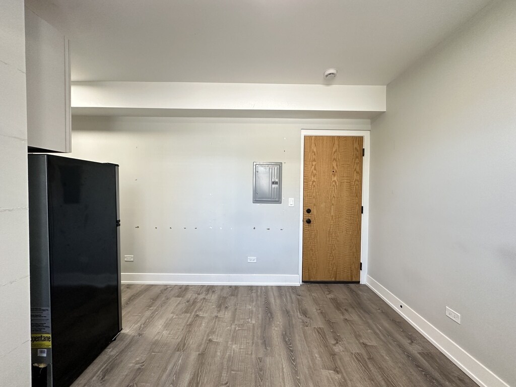 Building Photo - 553 W Belmont Ave