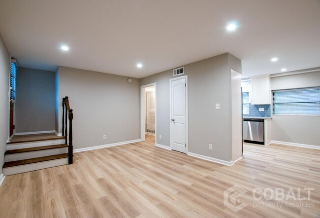 Building Photo - 886 St Charles Ave NE