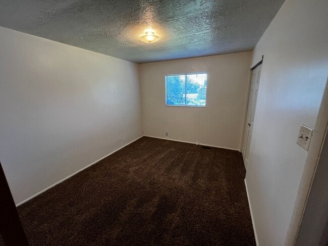 Building Photo - 568-574 E 200 S