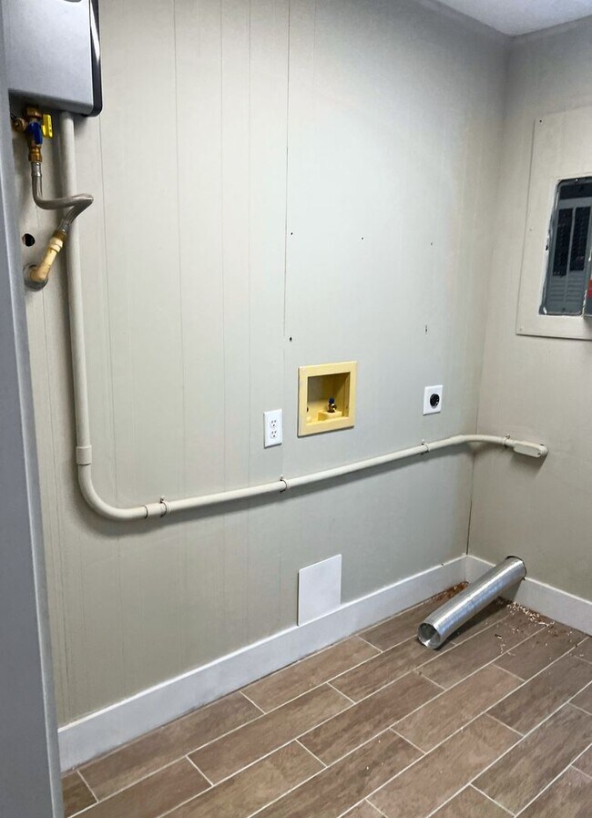 Building Photo - Spacious 4 Bedroom Home with Flex Room & S...
