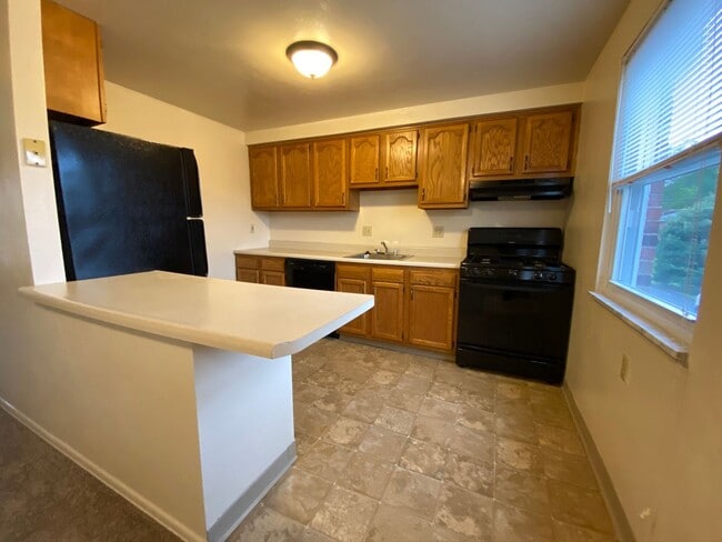 Primary Photo - 2BR Townhome at Regency Place! Spacious Ro...