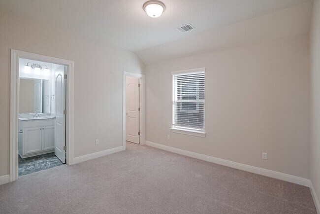 Building Photo - 15915 Durian St