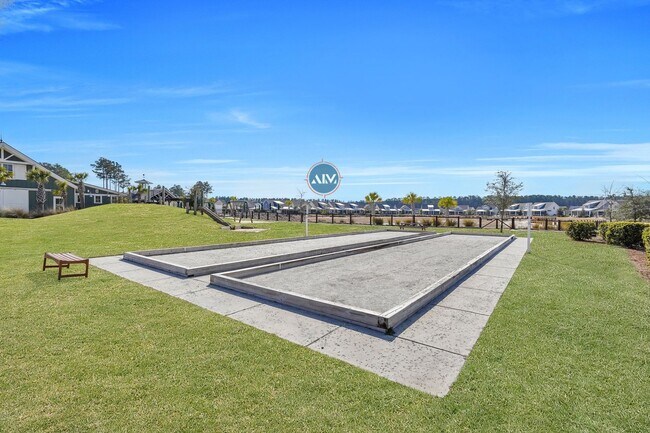 Building Photo - Elegant Three-Bed, Three-Bath Residence in...
