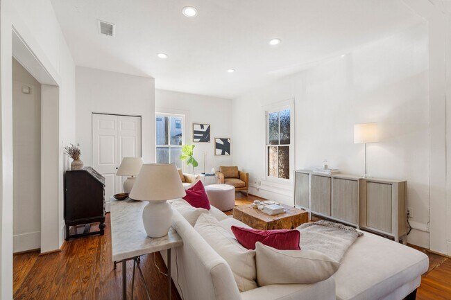 Building Photo - 721 W 12th St