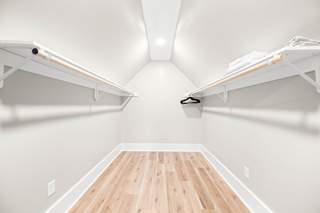 Building Photo - 639 Maple St