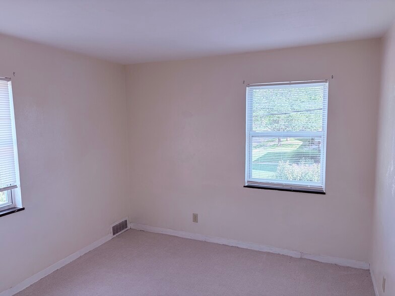 Building Photo - 601 Hadley Ave