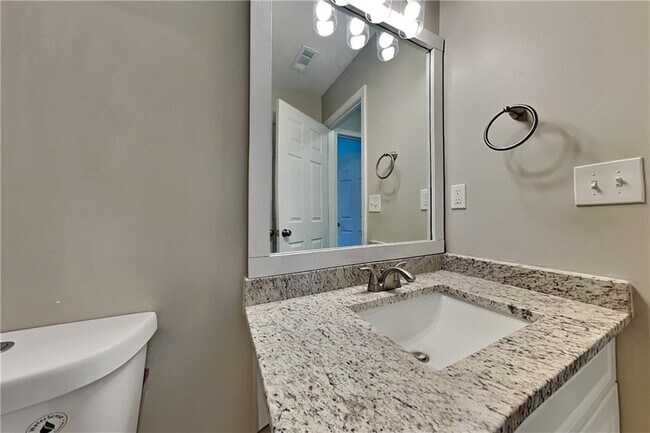 Building Photo - 917 Tucker Ln