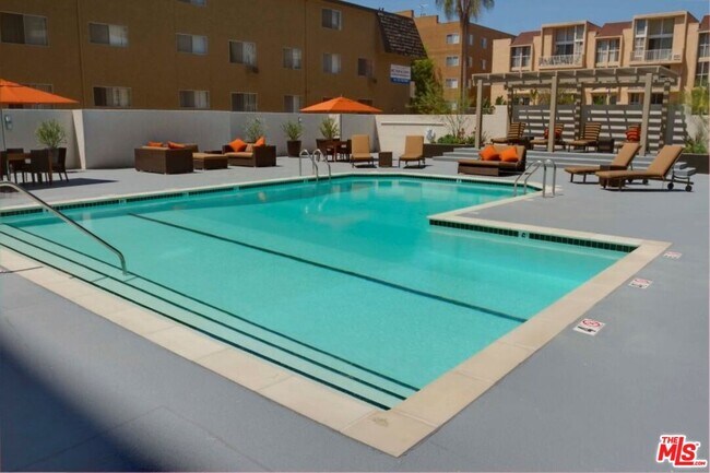 Building Photo - 3458 W 7th St