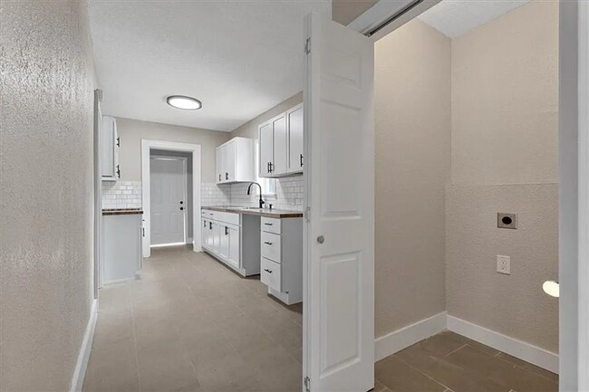 Building Photo - Stunning and Spacious 5BR 2BA Home in Kansas City