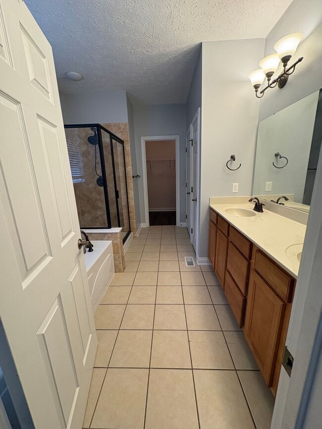 Building Photo - Gorgeous 3 bdr/3.5 bath Home in Centerville/Springboro Area