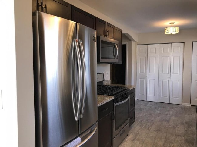 Building Photo - 2372 Crescent Ln S