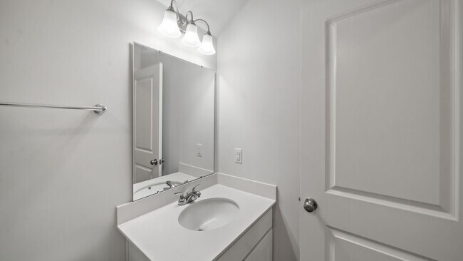 Building Photo - Beautiful 4-Bedroom Home in The Commons Featuring a Convenient Floor Plan