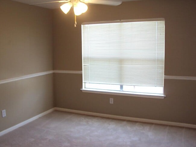 Building Photo - 7411 Village Lake Dr