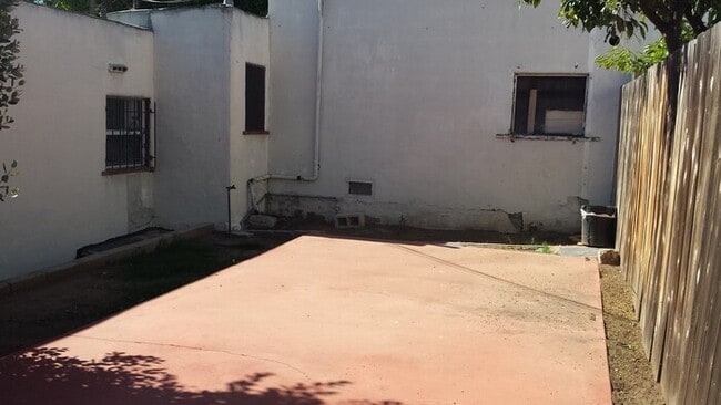 Building Photo - Charming 1bdr cottage with huge yard and garage!