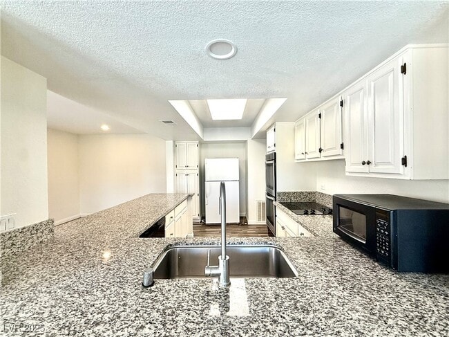 Building Photo - 920 Pinehurst Dr