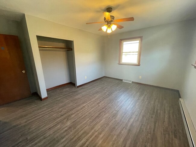 Building Photo - Beautiful newly remodeled single family ho...