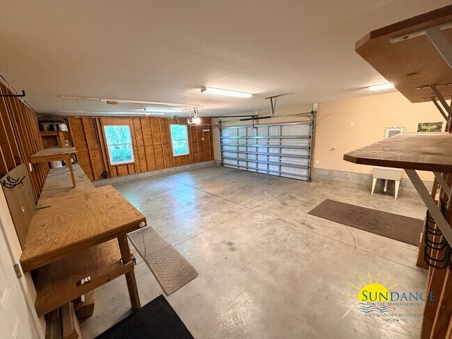 Building Photo - 249 Beachview Dr NE
