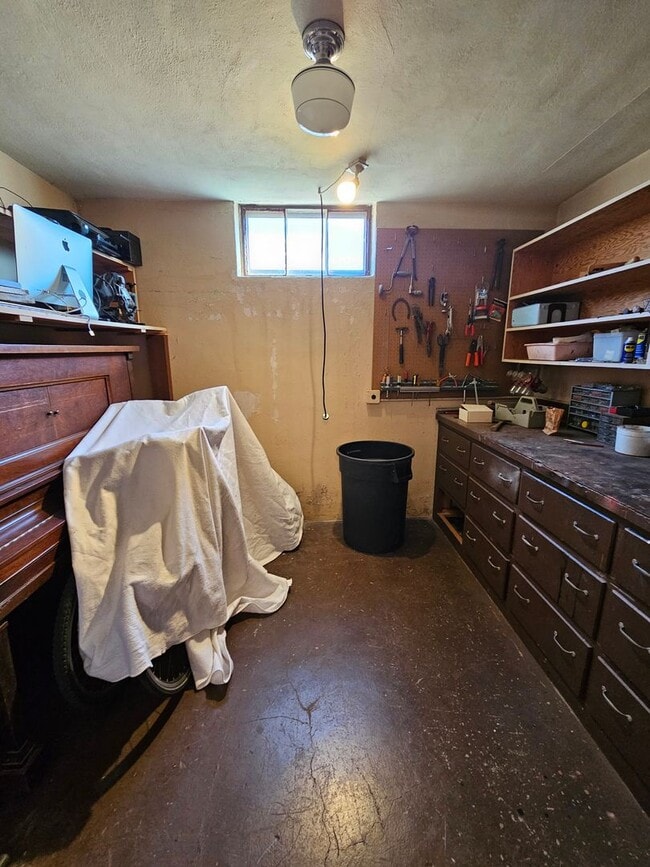 Building Photo - 4 BED | 2.5 BATH | DOUBLE GARAGE | WEST RAPID | FURNISHED