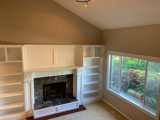 Building Photo - Large Four Bedroom House in Newberg