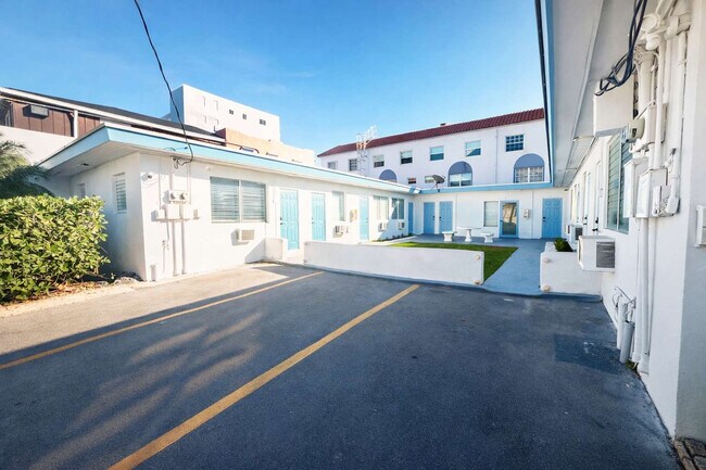 Building Photo - 342 Van Buren St