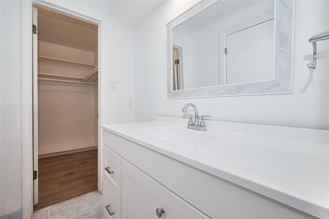 Building Photo - 25303 Lynbriar Ln
