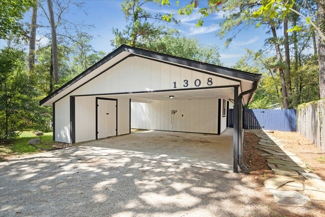 Primary Photo - 1308 E Red Cedar Cir