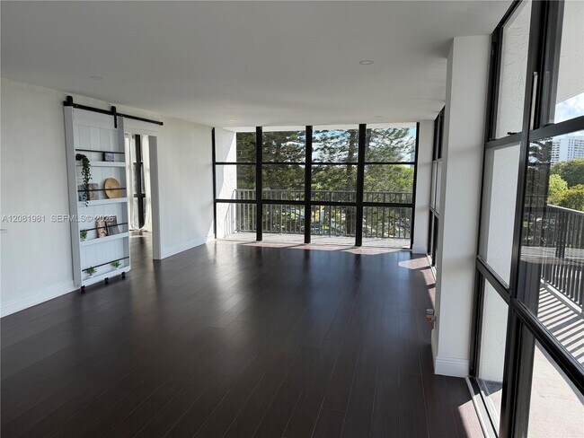 Building Photo - 1000 Parkview Dr