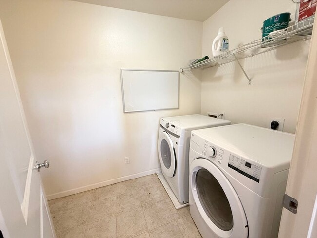 Building Photo - Available NOW – Beautiful Milo Court Townh...