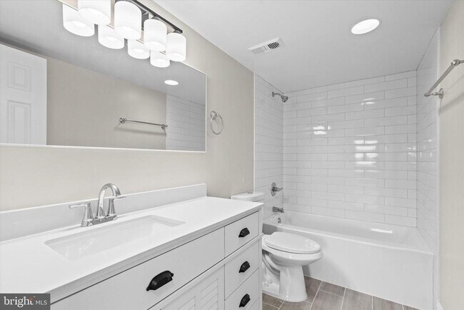 Building Photo - 3800 Powell Ln