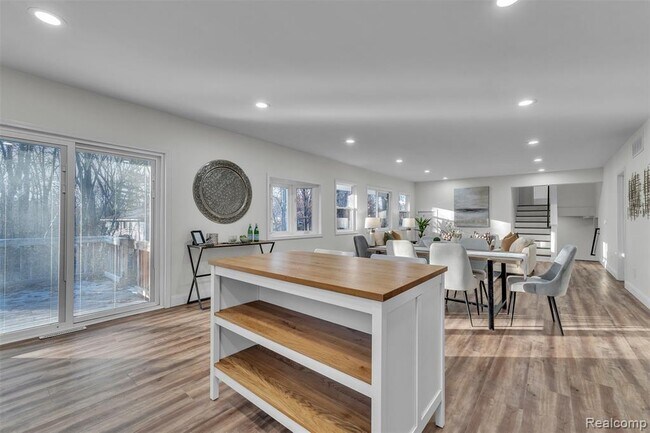 Building Photo - 8165 Leonard Dr