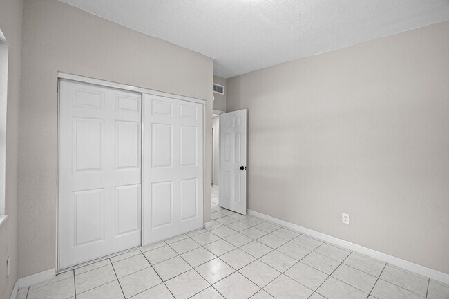 Building Photo - Modern Touches, Classic Charm—Your Bradenton Home Awaits