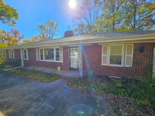 Building Photo - 609 Memorial Dr Ext