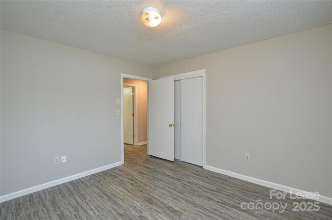 Building Photo - 331 Friendship Dr