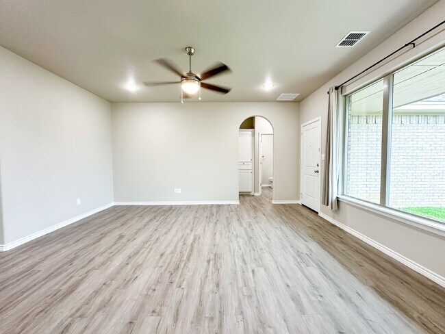 Building Photo - Newer Built 3/2/2 in Frenship ISD!