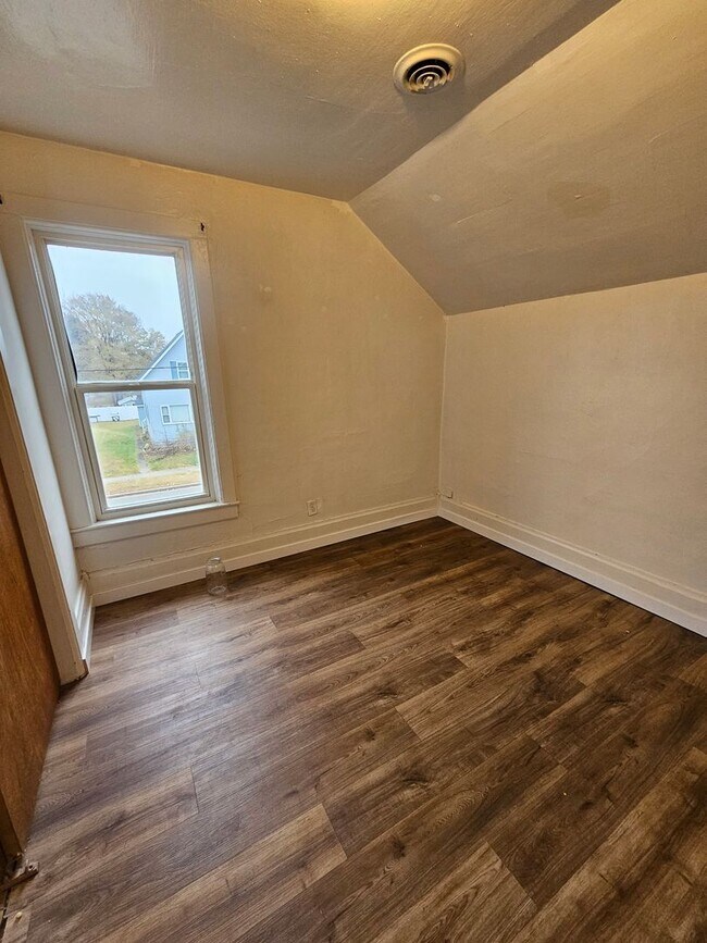 Building Photo - 1323 Shore Dr