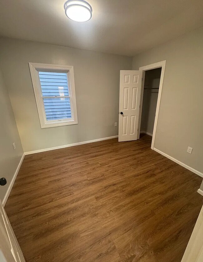 Building Photo - 27 Evans St