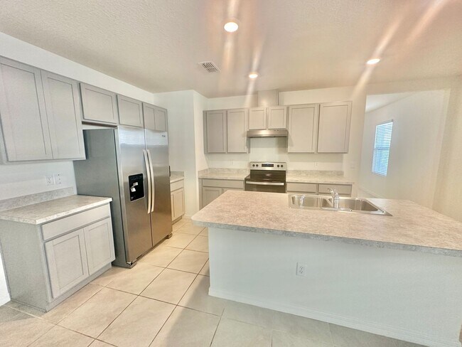 Building Photo - Deltona - 3 Bedroom, 2 Bathroom - $2,195.00