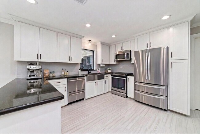 Building Photo - 10607 Chimney Rock Rd