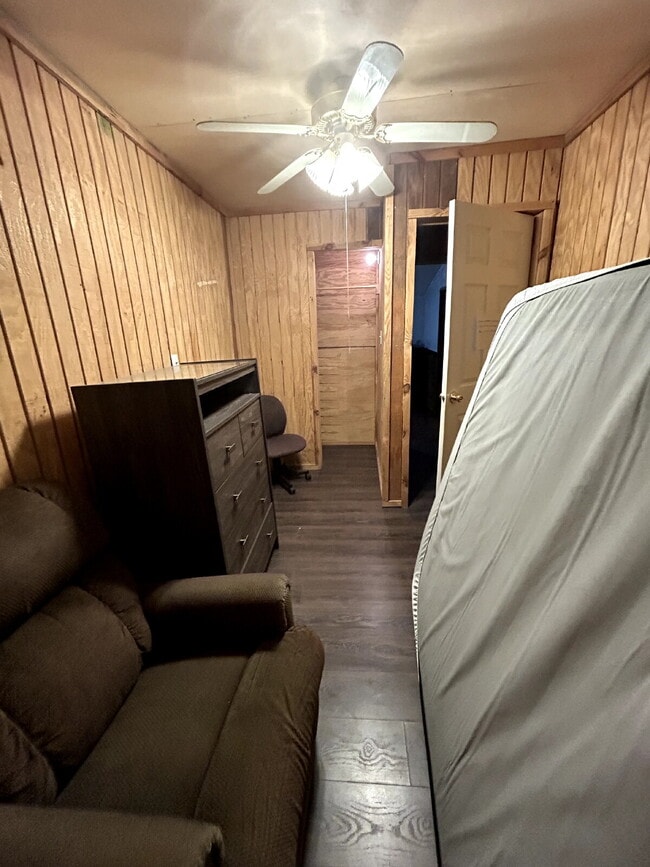 Building Photo - Brick home 3/1 available 3/1