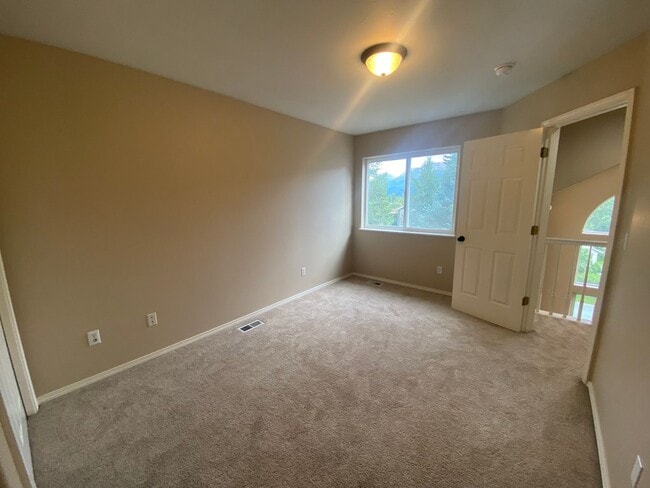 Building Photo - A gorgeous Eagle River home with views for...