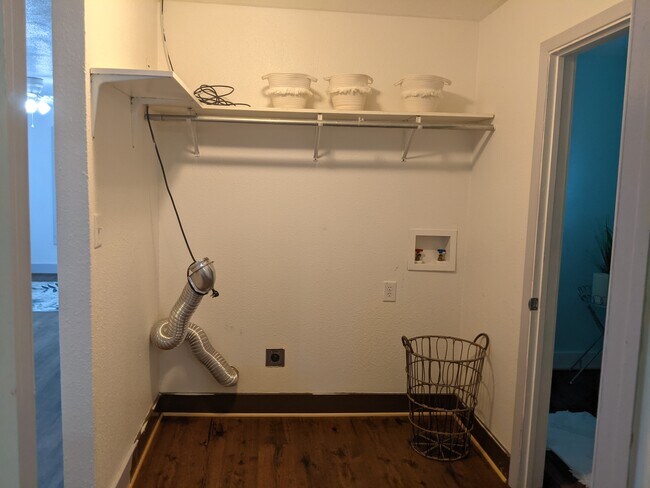 Building Photo - 408 E McKay St